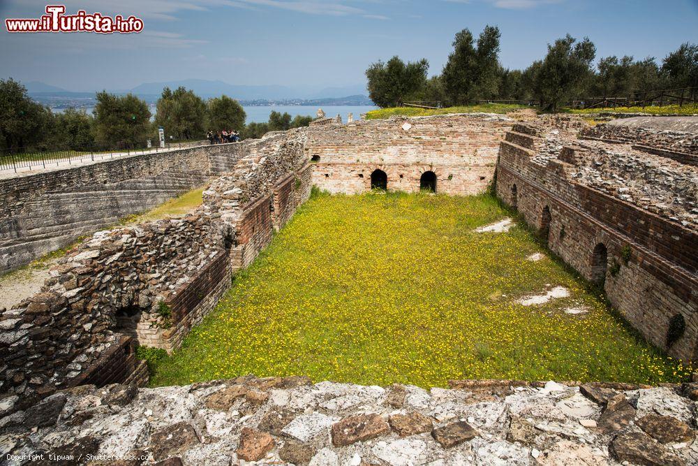 Immagine Le Grotte di Catullo, le rovine archeologiche di una Villa Romana a Sirmione - © tipwam / Shutterstock.com