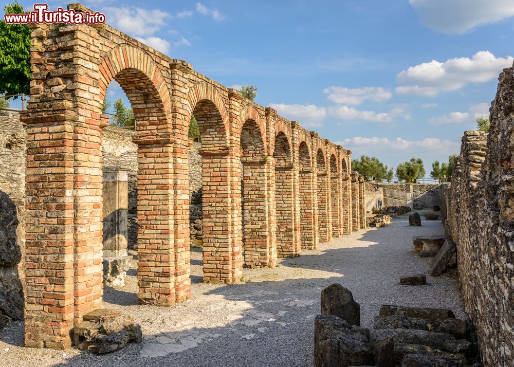 Immagine Le Grotte di Catullo, le rovine della Villa Catulliana e il suo criptoportico a Sirmione, sul lago di Garda