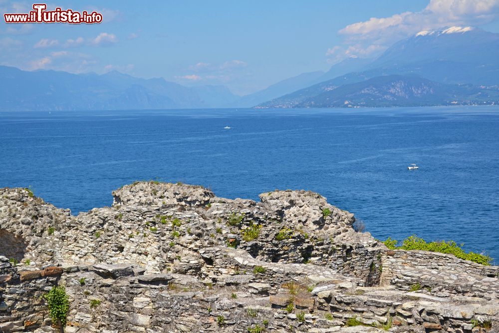 Immagine Panorama del Lago di Garda fotografato dalle Grotte di Catullo a Sirmione