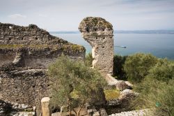 I resti della Villa Romana di Catullo, le famose Grotte di Sirmione in Lombardia - © tipwam / Shutterstock.com