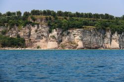 Il paesaggio intorrno alle Cave di Catullo di Sirmione, visto dal Lago di Garda