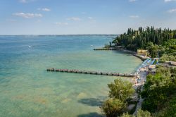 Il pontile sul Lago di Garda presso le Grotte di Catullo in Lombardia