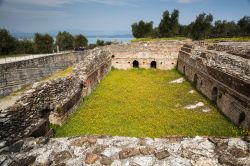 Le Grotte di Catullo, le rovine archeologiche di una Villa Romana a Sirmione - © tipwam / Shutterstock.com