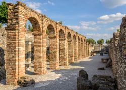 Le Grotte di Catullo, le rovine della Villa Catulliana e il suo criptoportico a Sirmione, sul lago di Garda