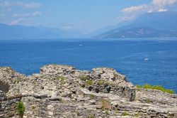 Panorama del Lago di Garda fotografato dalle Grotte di Catullo a Sirmione