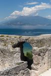 Giornata di sole alle Grotte di Catullo di Sirmione, con vista sulk Lago di Garda