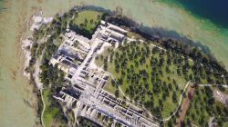 Vista aerea del sito archeologico delle Grotte di Catullo a Sirmione