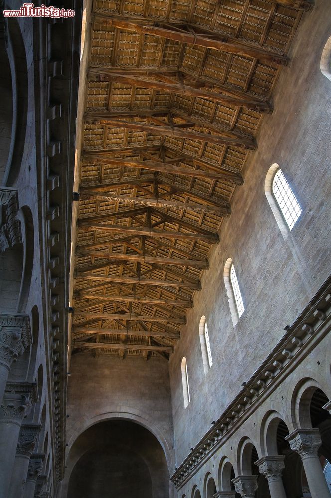 Immagine Il dettaglio delle travi di legno che costituiscono il soffitto della Cattedrale di San Lorenzo, a Viterbo.