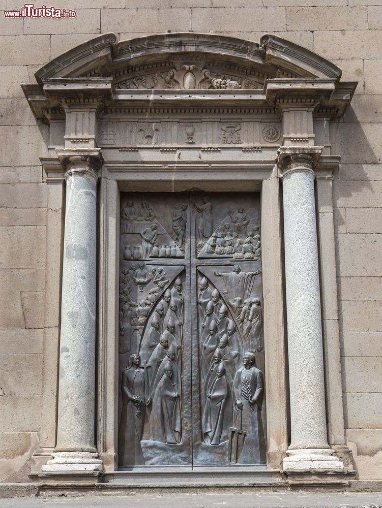 Immagine Il portone principale della Cattedrale di Viterbo, affacciata su Piazza San Lorenzo.
