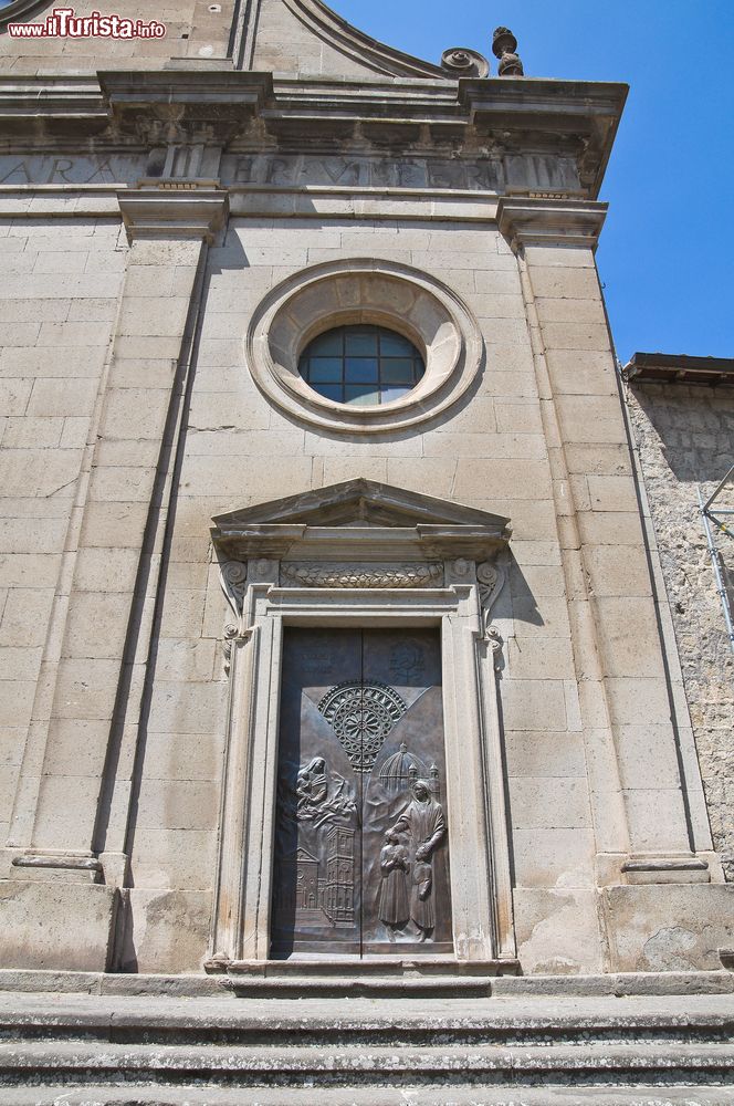 Immagine La Cattedrale di Viterbo presenta una struttura romanica risalente al XII secolo, ma la facciata, ristrutturata nel XVI secolo, è di stile rinascimentale.