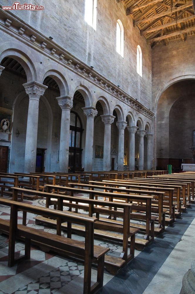 Immagine La navata centrale della Cattedrale di Viterbo (Lazio). Si può notare anche la struttura del soffitto con le travi in legno.