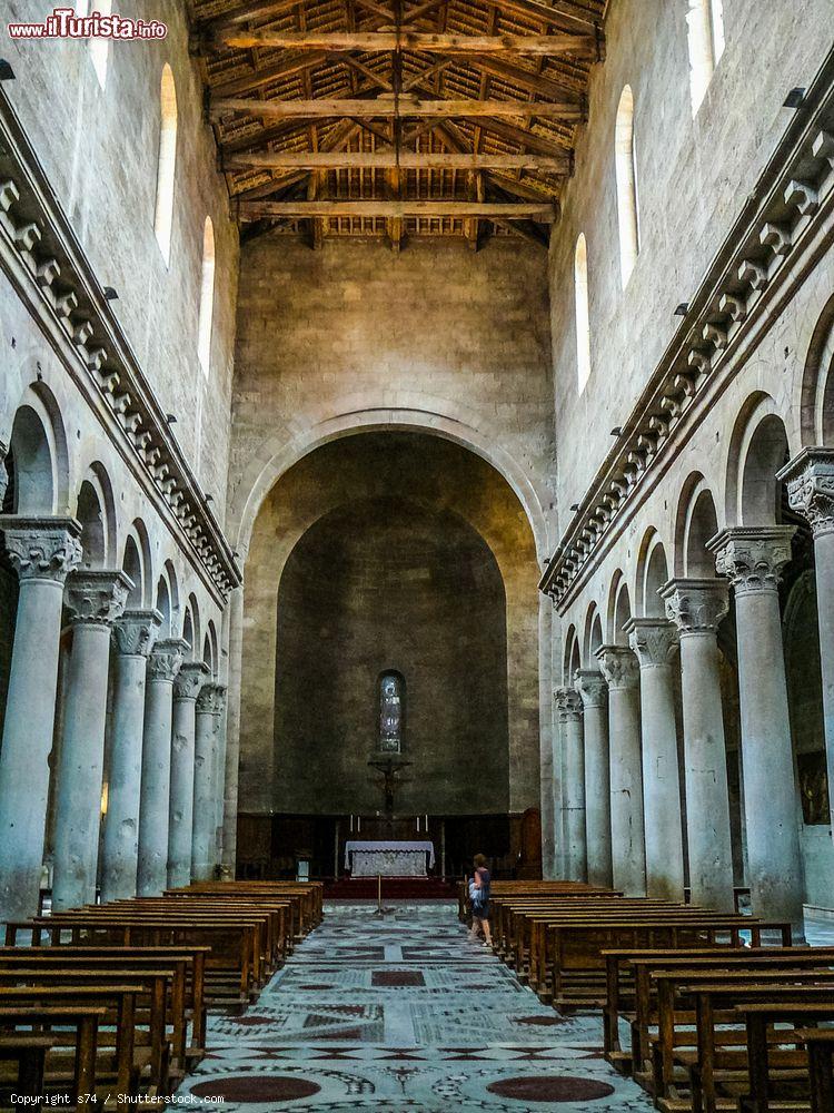 Immagine La sobria navata centrale della Cattedrale di San Lorenzo, il principale luogo di culto della città di Viterbo (Lazio) - foto © s74 / Shutterstock.com