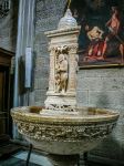 L'acquasantiera della Cattedrale di San Lorenzo, a Viterbo - foto © s74 / Shutterstock.com