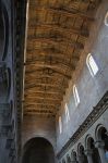 Il dettaglio delle travi di legno che costituiscono il soffitto della Cattedrale di San Lorenzo, a Viterbo.