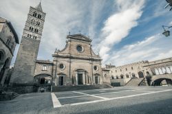 Il Duomo di Viterbo, o Cattedrale di San Lorenzo, a fianco del Palazzo dei Papi - foto © Angelo Cordeschi / Shutterstock.com