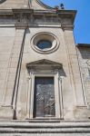 La Cattedrale di Viterbo presenta una struttura romanica risalente al XII secolo, ma la facciata, ristrutturata nel XVI secolo, è di stile rinascimentale.