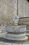 La fontana sul retro della Cattedrale di San Lorenzo. Siamo nel centro storico di Viterbo, nel Lazio.