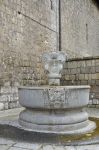 La fontana sul retro della Cattedrale di San Lorenzo. Siamo nel centro storico di Viterbo, nel Lazio.
