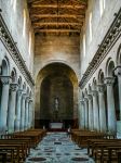 La sobria navata centrale della Cattedrale di San Lorenzo, il principale luogo di culto della città di Viterbo (Lazio) - foto © s74 / Shutterstock.com