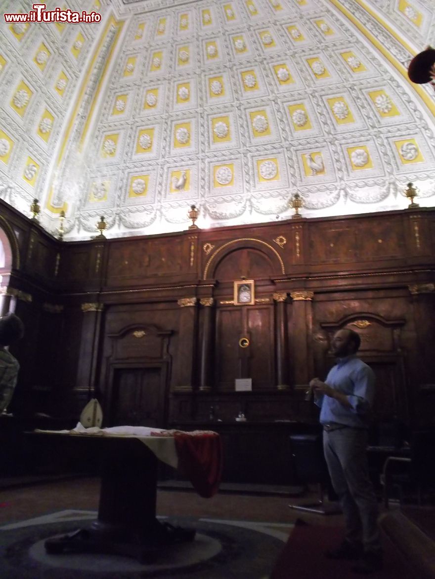 Immagine Visitatori all'interno della sagrestia della Cattedrale di San Lorenzo a Viterbo. 