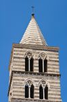 Il campanile della Cattedrale di San Lorenzo a Viterbo, con le caratteristiche pietre bicolore e le bifore.

