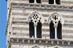 Il campanile della Cattedrale di Viterbo, nel Lazio. La struttura bicolore pare in contrasto con lo stile della chiesa.
