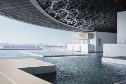 Uno scorcio panoramico del Museo Louvre di Abu Dhabi. La grande cupola è costituita da 8.000 stelle in metallo - © Photography Mohamed Somji / www.louvreabudhabi.ae