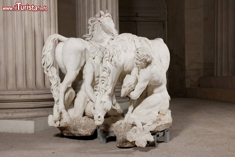 Immagine Una delle statue esposte al Museo Louvre di Abu-Dhabi - © Photography / www.louvreabudhabi.ae