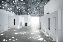 L'effetto magico della copertura a stelle del Louvre Abu Dhabi - © Photography Mohamed Somji / www.louvreabudhabi.ae