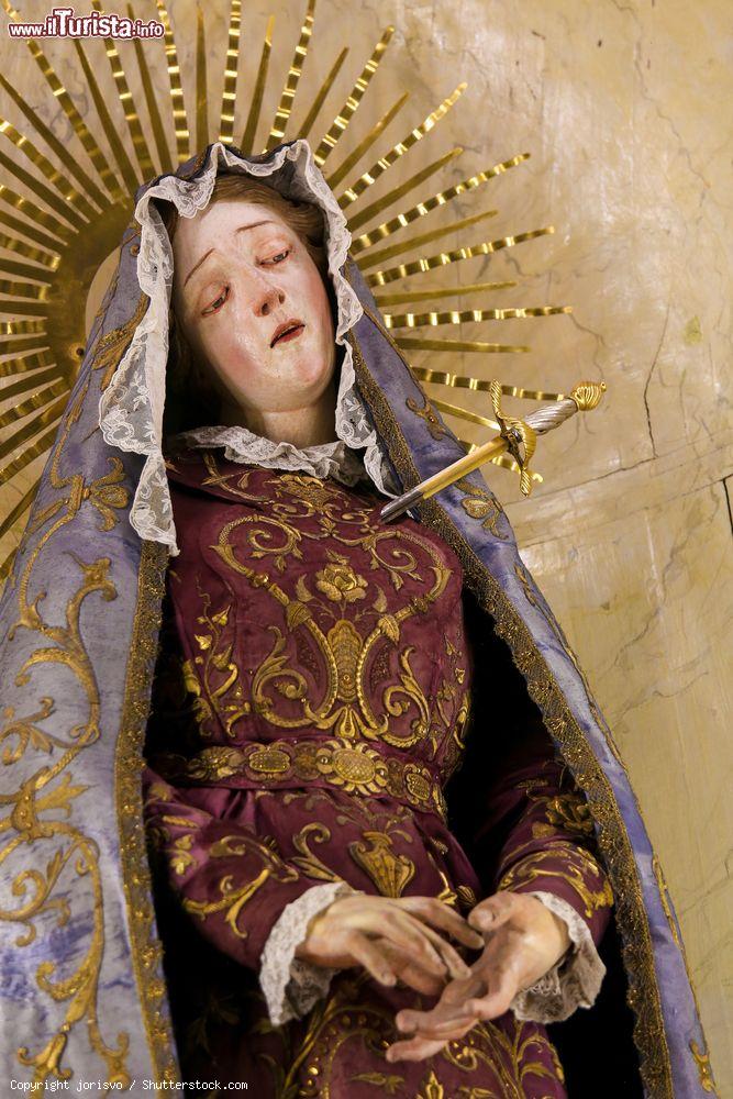 Immagine Particolare di una statua della Madonna all'interno della Cattedrale di Trento - © jorisvo / Shutterstock.com