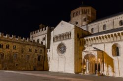 Vista notturna di piazza Duomo e la Cattedrale di San Vigilio a Trento