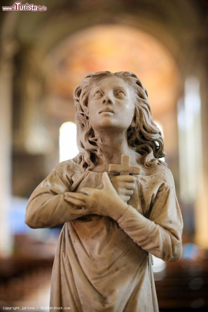 Immagine Una statua dentro al Duomo di Trento, la Cattedrale intitolata a San Vigilio - © jorisvo / Shutterstock.com