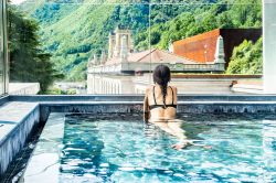 Piscina termale con vista alle Terme di San Pellegrino in Lombardia