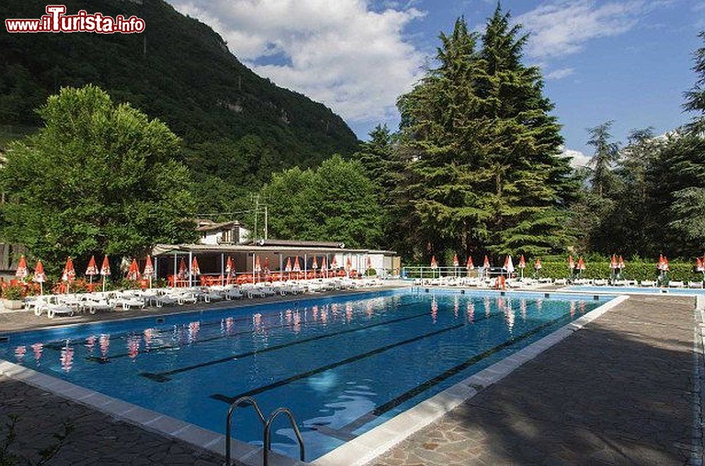 Immagine La piscina termale dello Stabilimento Termale di Angolo Terme in Lombardia