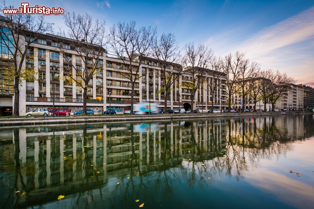 Immagine Edifici riflessi sull'acqua del canale Saint-Martin, Parigi, Francia.