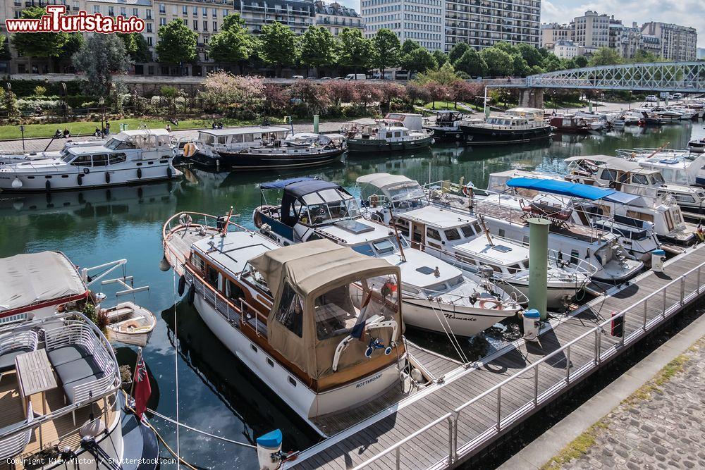 Immagine Le houseboats lungo il canale Saint-Martin di Parigi, Francia. Alcune delle tipiche barche utilizzate come abitazione - © Kiev.Victor / Shutterstock.com