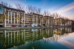 Edifici riflessi sull'acqua del canale Saint-Martin, Parigi, Francia.
