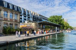 Gente a passeggio lungo il canale Saint-Martin a Parigi, Francia - © Kiev.Victor / Shutterstock.com