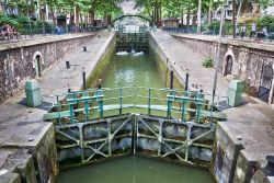 Le chiuse lungo il canale Saint-Martin, Parigi, ...