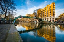 Ponte e edifici lungo il canale Saint-Martin di Parigi, Francia. La costruzione del canale che attraversa il quartiere omonimo è iniziata nel 1805 ma si è conclusa solo nel 1825 ...