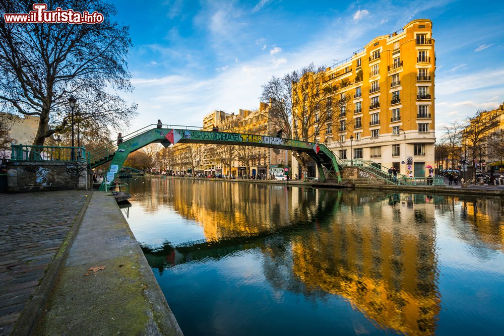 Immagine Ponte e edifici lungo il canale Saint-Martin di Parigi, Francia. La costruzione del canale che attraversa il quartiere omonimo è iniziata nel 1805 ma si è conclusa solo nel 1825 a causa della fitta urbanizzazione della zona interessata dai lavori.