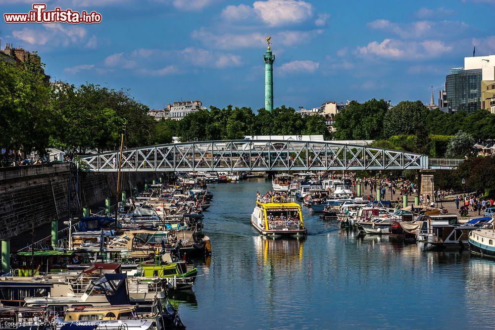 Immagine Un ponte pedonale in acciaio attraversa il canale Saint-Martin a Parigi, Francia - © Kiev.Victor / Shutterstock.com