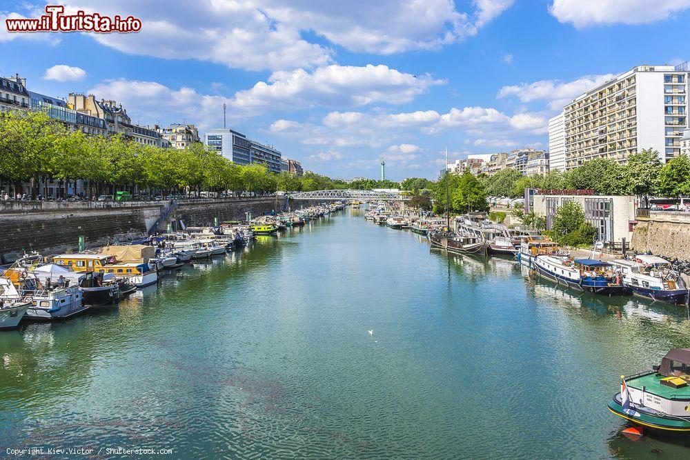 Immagine Una fila di case galleggianti ormeggiate sul canale Saint-Martin a Parigi, Francia. Con i suoi 4,5 km collega il canale dell'Ourcq con il fiume Senna - © Kiev.Victor / Shutterstock.com