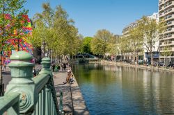 Panorama estivo del canale Saint-Martin nel X° arrondissement di Parigi, Francia - © Antoine2K / Shutterstock.com
