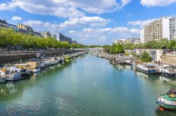Una fila di case galleggianti ormeggiate sul canale Saint-Martin a Parigi, Francia. Con i suoi 4,5 km collega il canale dell'Ourcq con il fiume Senna - © Kiev.Victor / Shutterstock.com ...