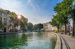 Uno scorcio del quartiere Saint-Martin e l'ominimo canale della Francia a Parigi, Francia. Un tempo destinato al rifornimento di acqua potabile alla città, venne poi utilizzato ...