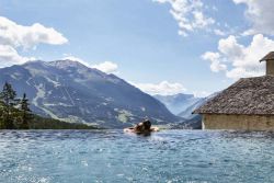 Vasca panoramica terme dei bagni vecchi di Bormio in Lombardia