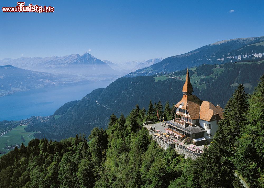 Immagine Harder Kulm: il balcone sulle Alpi di Interlaken in Svizzera. Sullo sfondo il lago di Thun