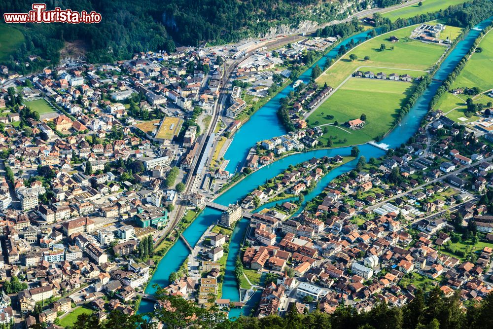 Immagine Interlaken e il fiume Aare  fotografati dalla  piattaforma panoramica Harder Kulm in Svizzera