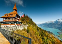 Il ristorante dell' Harder Kulm e il lago Brienzersee sullo sfondo